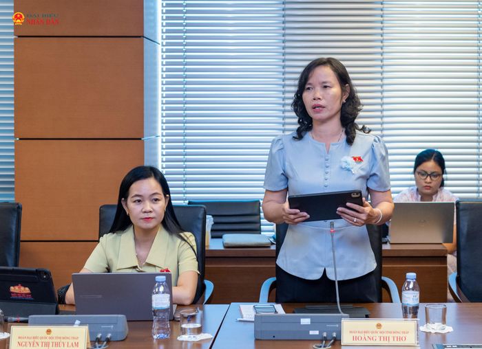 ĐBQH Hoàng Thị Thơ (Đồng Tháp) phát biểu thảo luận tại Tổ 14