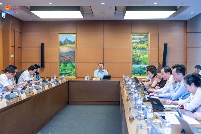 Quang cảnh phiên thảo luận Tổ 14 (gồm Đoàn ĐBQH các tỉnh Quảng Ninh, Đồng Tháp)