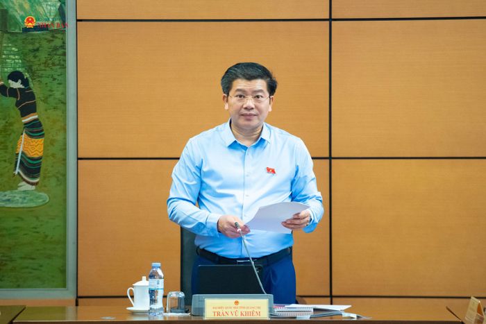 ĐBQH Trần Vũ Khiêm (Quảng Trị) phát biểu thảo luận tại Tổ 13
