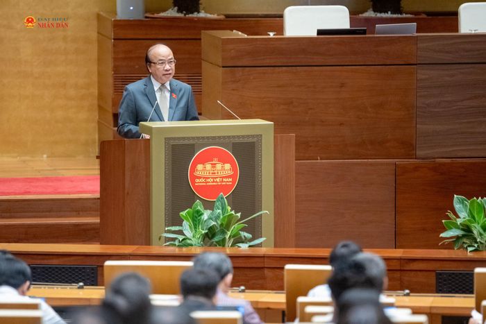 Chủ nhiệm Ủy ban Pháp luật và Tư pháp Phan Chí Hiếu trình bày báo cáo thẩm tra về 3 dự án: Bộ luật Hình sự (sửa đổi); Bộ luật Tố tụng hình sự (sửa đổi); Luật Tổ chức cơ quan điều tra hình sự (sửa đổi)