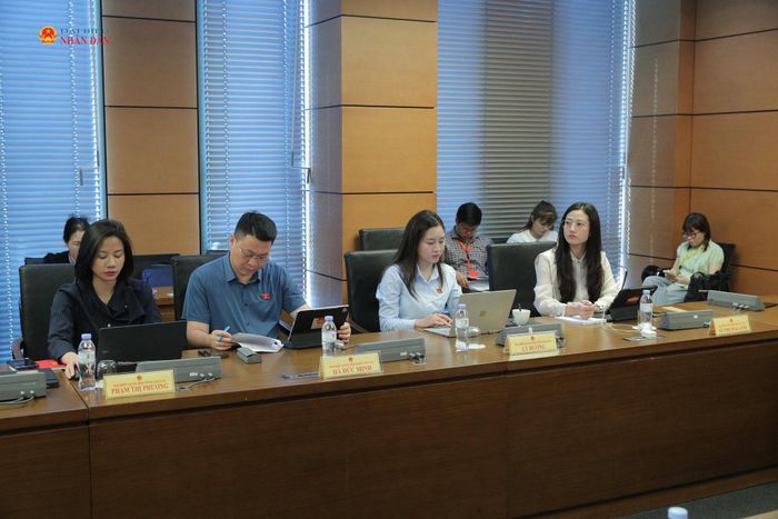 Các ĐBQH tỉnh Lào Cai dự phiên thảo luận tại Tổ 4