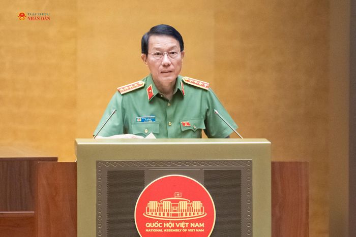 Bộ trưởng Bộ Công an Lương Tam Quang trình bày tờ trình về 2 dự án: Bộ luật Hình sự (sửa đổi); Luật Tổ chức cơ quan điều tra hình sự (sửa đổi)