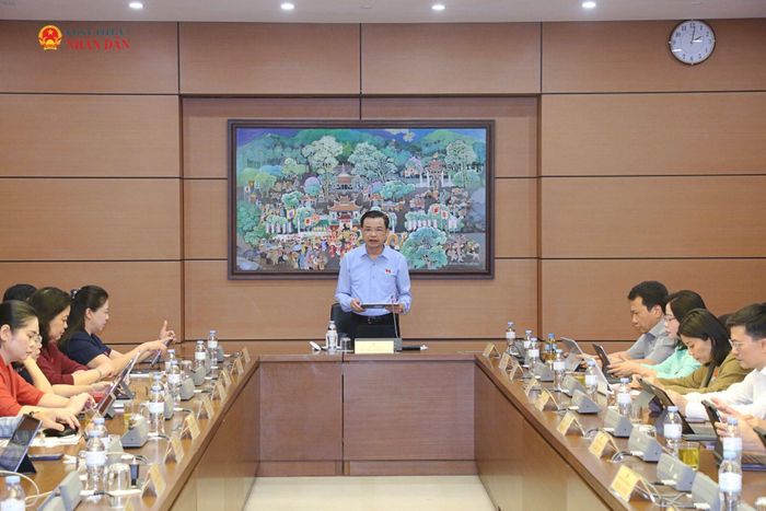 Quang cảnh phiên thảo luận tại Tổ 16 (gồm Đoàn ĐBQH các tỉnh Cao Bằng, Đắk Lắk và Tuyên Quang)