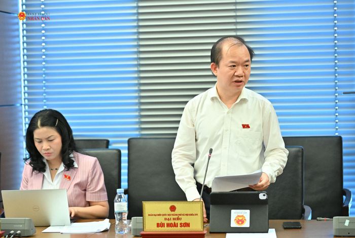 ĐBQH Bùi Hoài Sơn (TP. Hà Nội) phát biểu thảo luận tại Tổ 1
