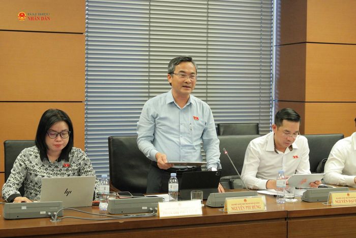 ĐBQH Nguyễn Phi Hùng (TP. Đà Nẵng) phát biểu thảo luận tại Tổ 15