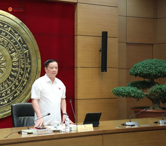 Trưởng Đoàn ĐBQH tỉnh Nghệ An Nguyễn Khắc Thận điều hành phiên thảo luận tại Tổ 7