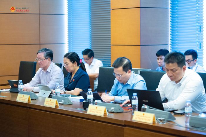Đoàn ĐBQH An Giang tham dự phiên thảo luận tại Tổ 13