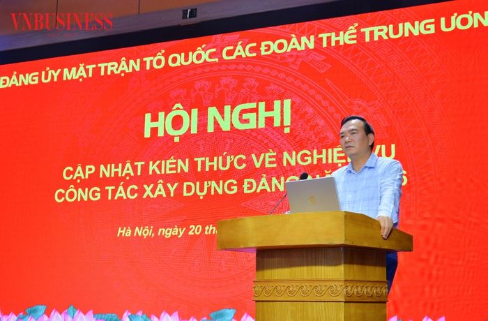Ông Nguyễn Minh Chung -Ủy viên Ban Thường vụ, Trưởng ban Tuyên giáo và Dân vận Đảng ủy Mặt trận Tổ quốc, các Đoàn thể Trung ương phát biểu khai mạc Hội nghị.