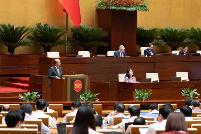 Chủ nhiệm Ủy ban Pháp luật và Tư pháp Phan Chí Hiếu trình bày báo cáo thẩm tra. Ảnh: Media Quốc hội