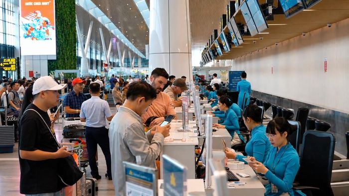 Khách hàng làm thủ tục checkin tại quầy Vietnam Airlines. Ảnh: VNA