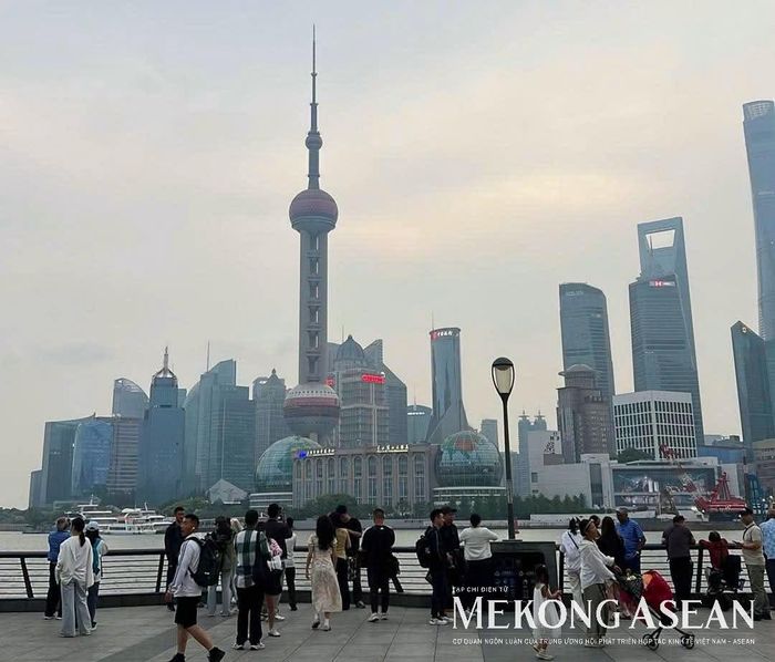 Du khách tham quan Bến Thượng Hải, Trung Quốc. Ảnh: Hà Anh - Mekong ASEAN