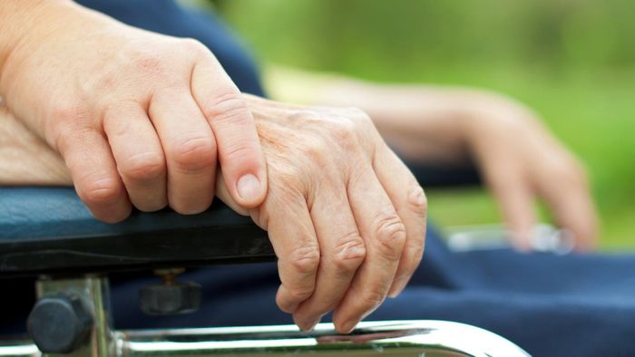 Bệnh nhân nhập viện trong tình trạng yếu cơ, không thể tự đứng dậy (Ảnh minh họa)