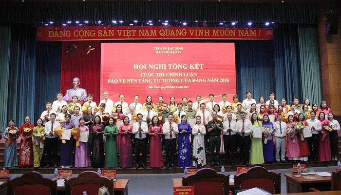 Các đồng chí lãnh đạo chụp ảnh lưu niệm cùng các tác giả, nhóm tác giả đạt giải Cuộc thi chính luận bảo vệ nền tảng tư tưởng của Đảng trên địa bàn tỉnh Bắc Ninh năm 2026