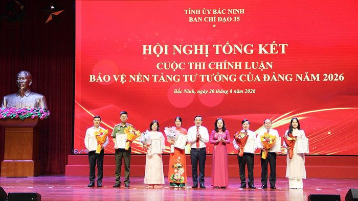 Phó Bí thư Thường trực Tỉnh ủy Bắc Ninh Nguyễn Thị Hương và lãnh đạo Ban Tuyên giáo Tỉnh ủy trao giải A cho các tác giả, đại diện nhóm tác giả