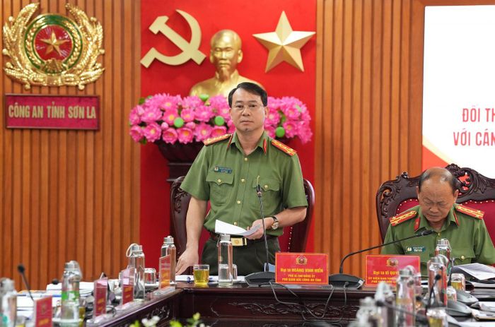 Đồng chí Đại tá Hoàng Vinh Hiển, Phó Bí thư Đảng uỷ, Phó Giám đốc Công an tỉnh phát biểu kết luận tại hội nghị đối thoại. Ảnh Trang TTĐT Công an tỉnh Sơn La