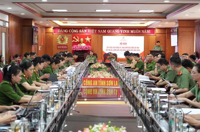 Hội nghị đối thoại giữa Đảng ủy, Ban Giám đốc Công an tỉnh Sơn La với cán bộ, đoàn viên, hội viên. Ảnh Trang TTĐT Công an tỉnh Sơn La