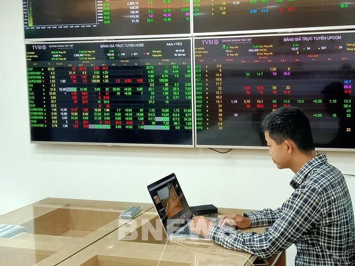 VN-Index hồi phục hơn 7 điểm trong phiên 20/8, nhưng thanh khoản vẫn ở mức thấp, cho thấy dòng tiền chưa thực sự trở lại thị trường