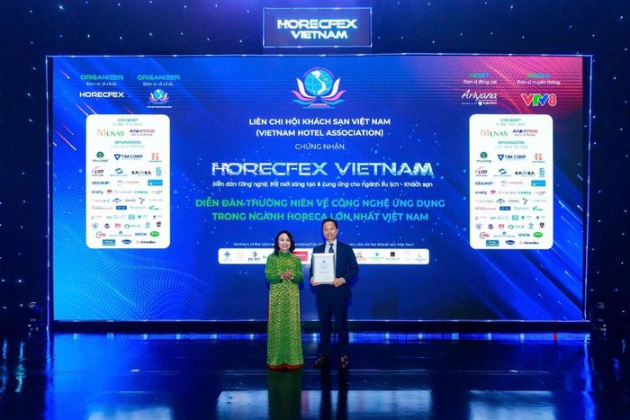 Bà Đỗ Thị Hồng Xoan, Chủ tịch Liên Chi hội Khách sạn Việt Nam đã trao chứng nhận công nhận HORECFEX VIETNAM là “Diễn đàn thường niên về công nghệ ứng dụng trong ngành HORECA lớn nhất Việt Nam”