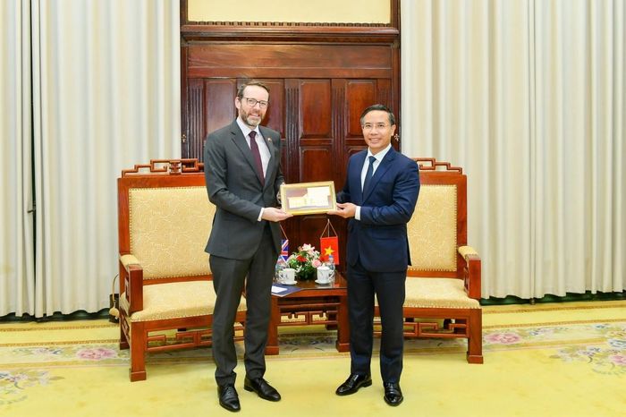 Thống đốc Phạm Đức Ấn tặng quà lưu niệm cho Đại sứ Iain Frew