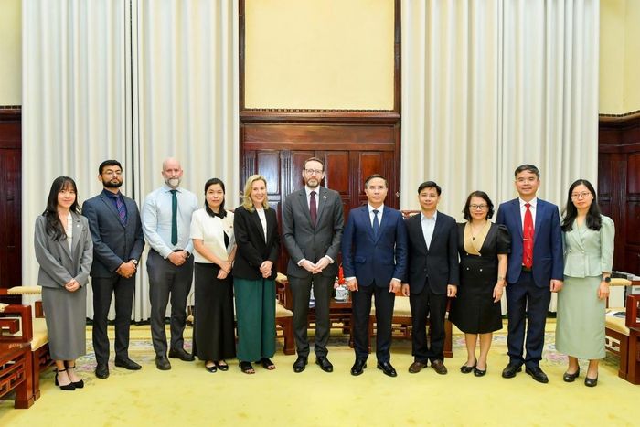 Thống đốc Phạm Đức cùng Đoàn công tác Đại sứ quán Vương quốc Anh chụp ảnh lưu niệm