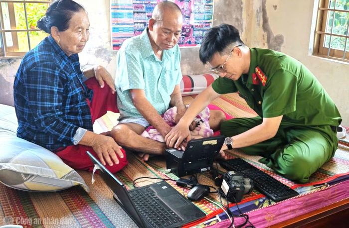 Công an xã Cái Đôi Vàm đến tận nhà người dân thu nhận hồ sơ cấp lại căn cước.