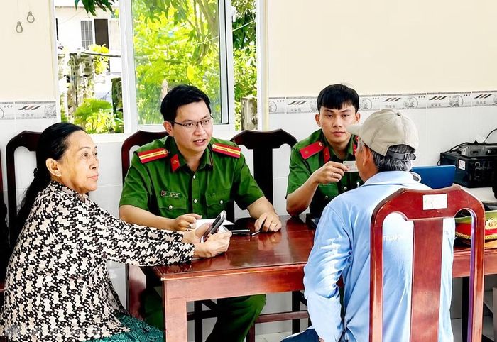Công an phường Hiệp Thành hướng dẫn người dân thực hiện dịch vụ công trực tuyến tại trụ sở văn hóa khóm Giồng Giữa B.