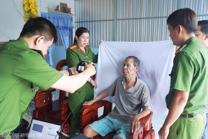 Phòng CSQLHC về TTXH Công an Cà Mau đến tận nhà cấp căn cước, định danh điện tử cho người già yếu tại xã Đá Bạc.