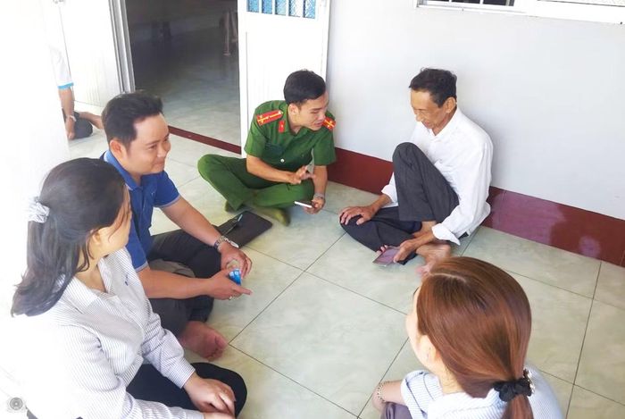 Công an xã Hưng Mỹ đến tận nhà hướng dẫn người dân thực hiện các tiện ích số.