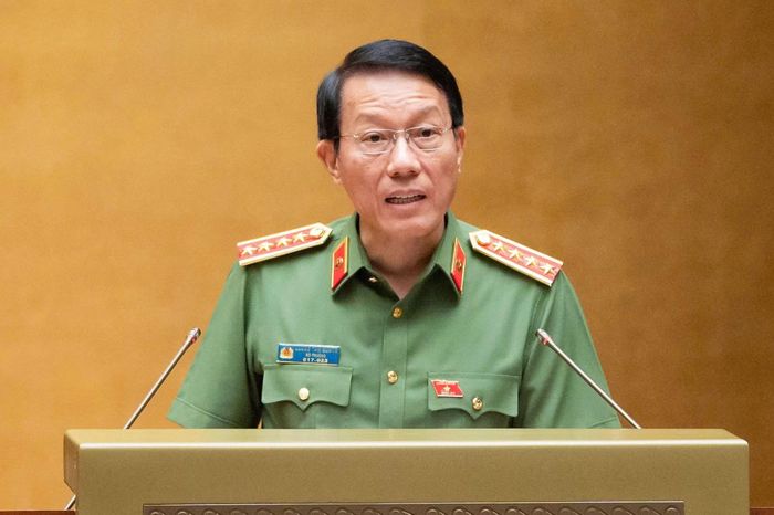 Bộ trưởng Lương Tam Quang trình bày tờ trình về dự án Bộ luật Hình sự (sửa đổi).