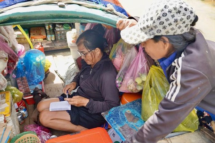 Bà Thu ghi chép cho những người mua nợ.