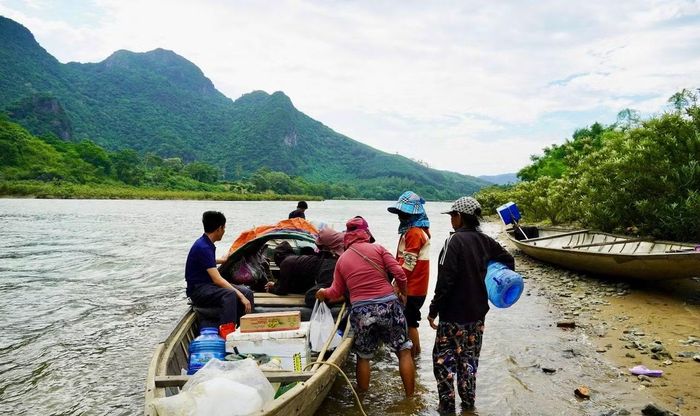 Quang cảnh người dân ở các bản Nước Đắng, Hôi Rấy đi "chợ thuyền" bên dòng Long Đại.