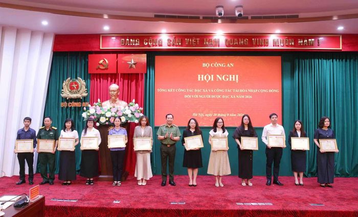 Thứ trưởng Lê Văn Tuyến trao Bằng khen của Bộ Công an tặng các tập thể, cá nhân có thành tích xuất sắc đột xuất trong công tác đặc xá năm 2026.