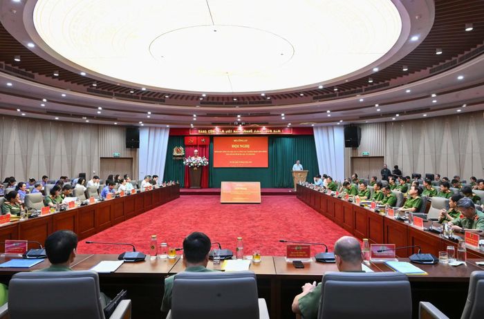 Phó Thủ tướng Thường trực Chính phủ Phạm Gia Túc và các đại biểu dự hội nghị.