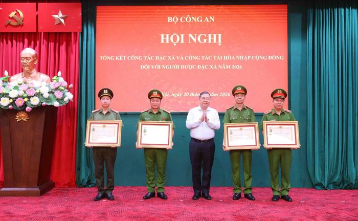 Thừa uỷ quyền của Chủ tịch nước, Phó Thủ tướng Thường trực Chính phủ Phạm Gia Túc trao Huân chương tặng các tập thể, cá nhân có thành tích đặc biệt xuất sắc trong công tác đặc xá năm 2026.