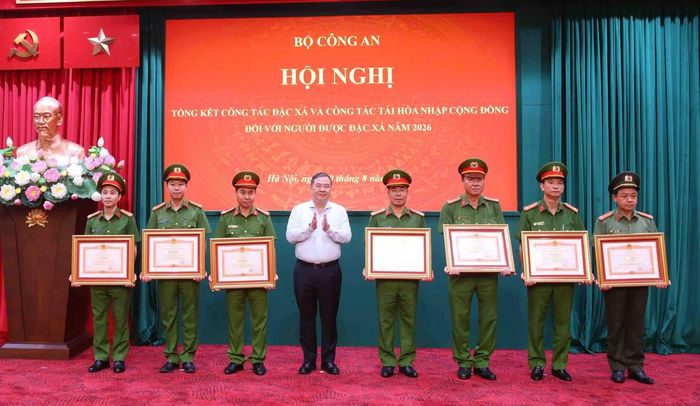 Phó Thủ tướng Thường trực Chính phủ Phạm Gia Túc trao Bằng khen của Thủ tướng Chính phủ tặng các tập thể, cá nhân có thành tích xuất sắc đột xuất trong công tác đặc xá năm 2026.