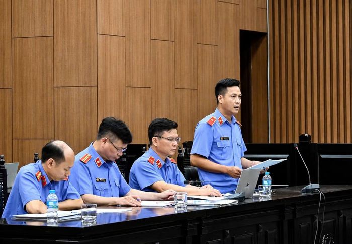 Đại diện Viện kiểm sát nêu quan điểm giải quyết vụ án và đề nghị mức án đối với từng bị cáo.