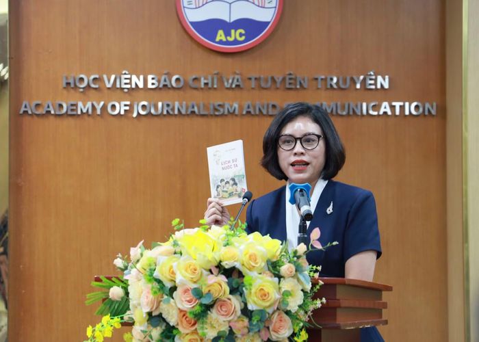 Các đại biểu đóng góp nhiều ý kiến, tham luận tâm huyết tại Hội thảo.