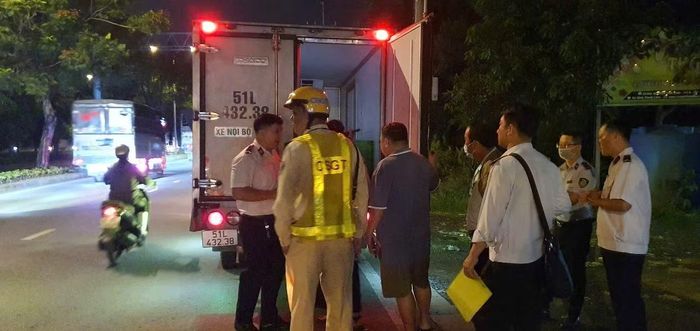 Lực lượng chức năng kiểm tra xe chở gia súc, gia cầm vào TP Hồ Chí Minh.