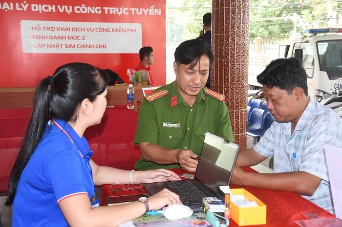 Lực lượng Công an hỗ trợ người dân thực hiện nộp hồ sơ dịch vụ công trực tuyến.