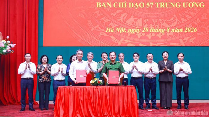 Bộ trưởng Lương Tam Quang và các đại biểu chứng kiến nghi thức ký biên bản bàn giao Cơ quan Thường trực Ban Chỉ đạo 57 Trung ương từ Văn phòng Trung ương Đảng về Bộ Công an.