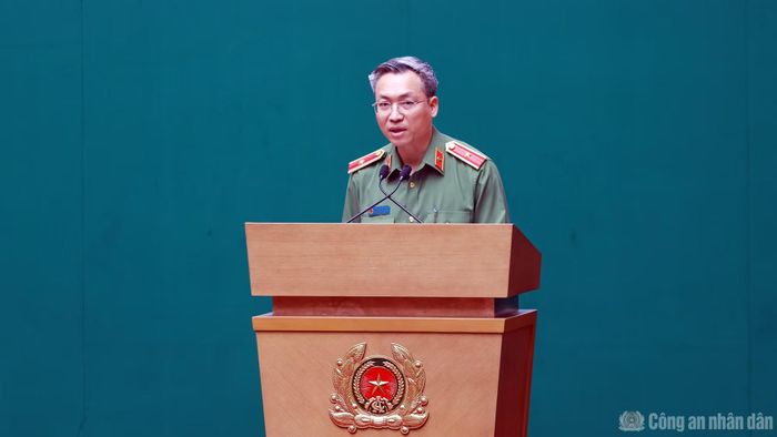 Thiếu tướng Nguyễn Quốc Toản, Chánh Văn phòng Bộ Công an công bố các văn bản, quyết định tại hội nghị.