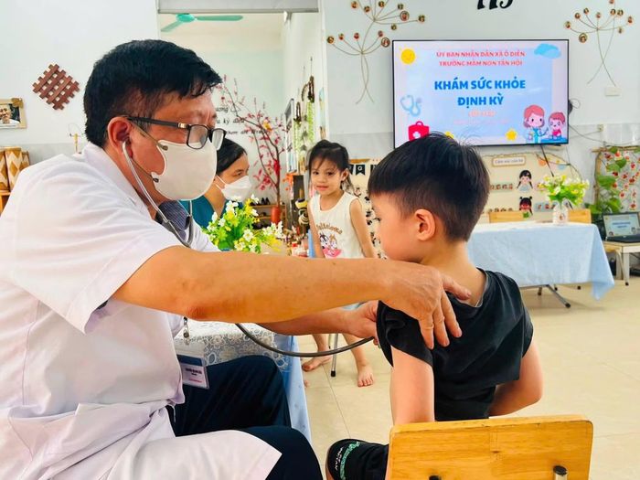 Bác sĩ đang khám sức khỏe cho học sinh Trường mầm non Tân Hội.