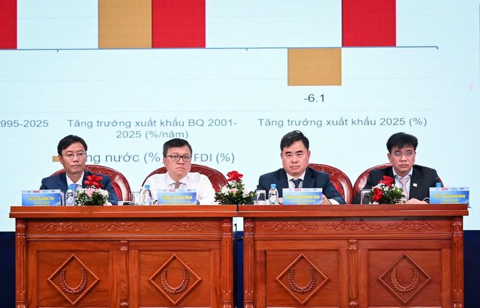Lãnh đạo Đại học Kinh tế Quốc dân, Báo Nhân Dân, Tạp chí Cộng sản và Đại học Kinh tế Thành phố Hồ Chí Minh chủ trì hội thảo. Ảnh Trọng Đạt.
