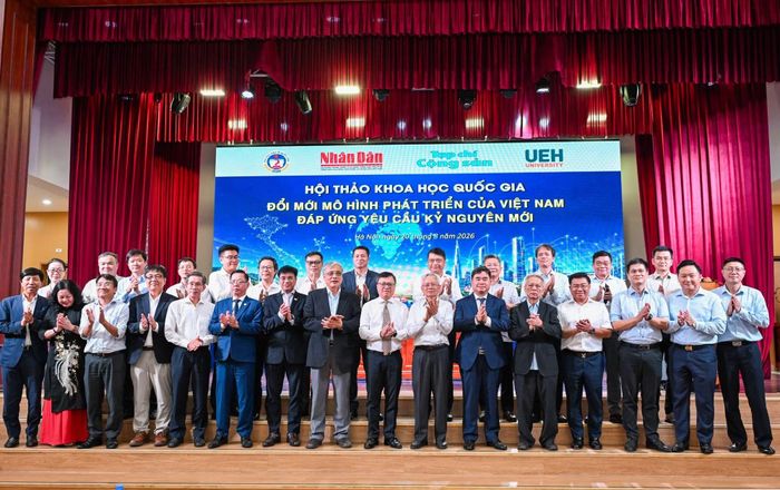 Các đại biểu chụp ảnh lưu niệm.