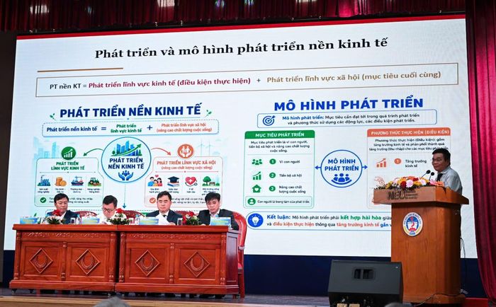Tại hội thảo, các đại biểu tập trung thảo luận 3 nhóm nội dung về mô hình tăng trưởng, phát triển văn hóa - xã hội và đổi mới tư duy, cải cách trong phát triển kinh tế.