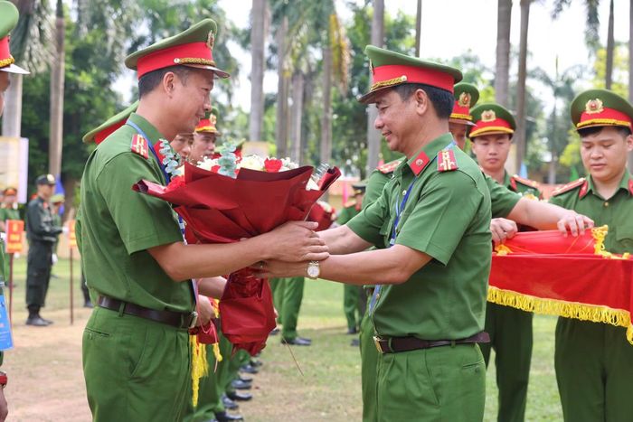  Đại tá Phạm Hữu Thinh tặng hoa chúc mừng đại diện các đoàn tham gia hội thi. 