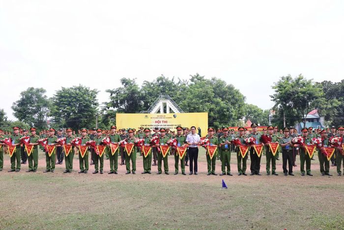  Ban Tổ chức tặng hoa, cờ lưu niệm chúc mừng các đoàn tham gia hội thi. 