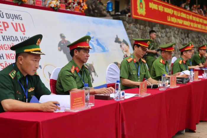 Hội thi được tổ chức theo nguyên tắc nghiêm túc, thống nhất và đúng quy chế, bảo đảm đánh giá đúng thực chất năng lực cán bộ huấn luyện và khả năng của chó nghiệp vụ.