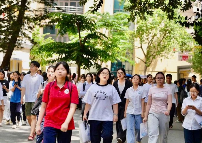 Cần hướng đến các giải pháp toàn diện như xây thêm trường lớp, đổi mới kiểm tra đánh giá để giảm bớt áp lực cho kỳ thi vào lớp 10.