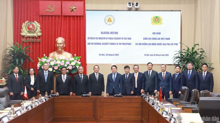 Bộ trưởng Lương Tam Quang và Cố vấn Eduardo S.L. Oban Jr. cùng các đại biểu.